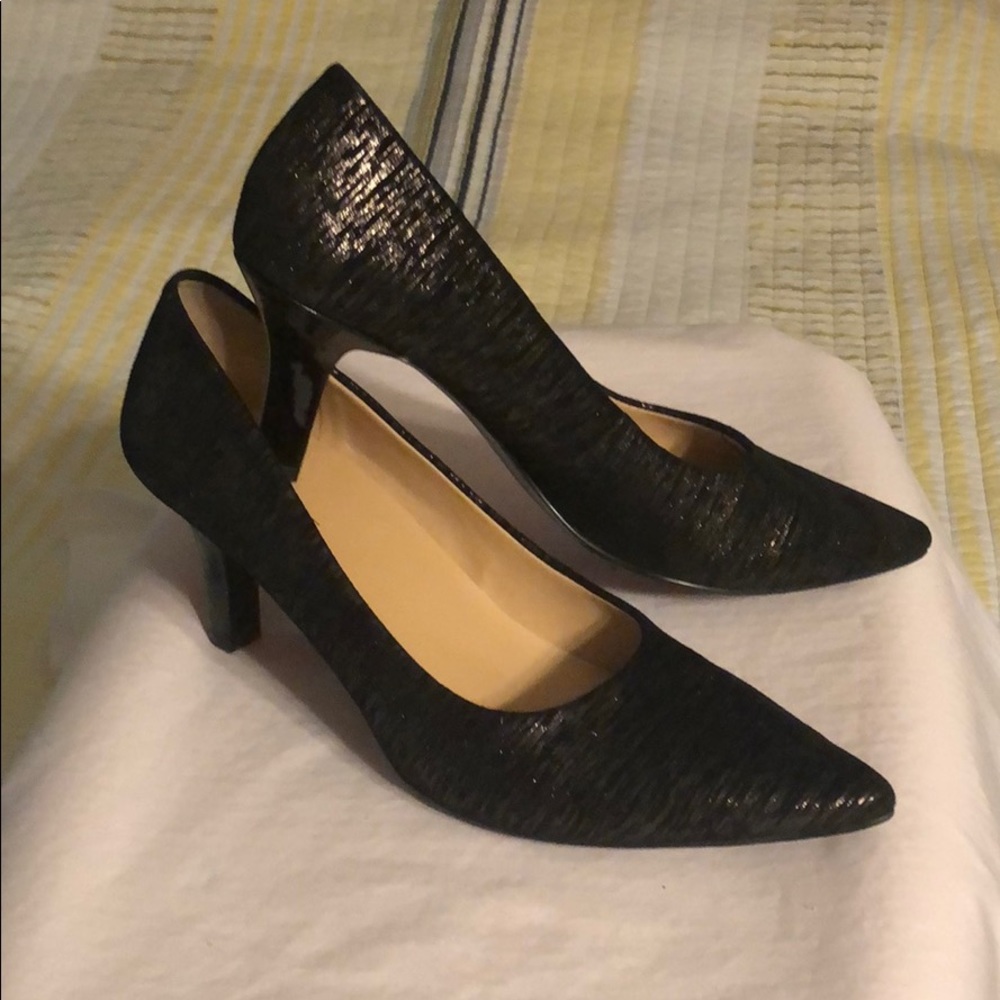 Black metallic pumps